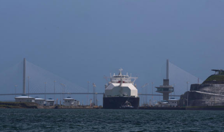 Buque paga récord de 5,3 millones de dólares en una subasta para cruzar el Canal de Panamá 