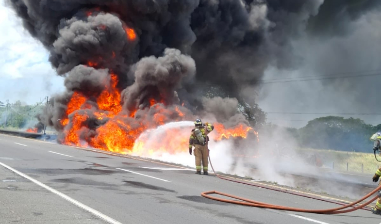 Camión de combustible se vuelca y explota en la vía Interamericana 