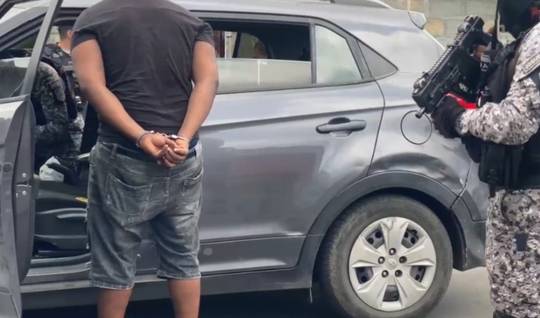 Capturan a dos sospechosos tras persecución y decomisan un arma en Colón 