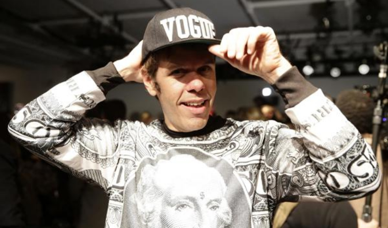 El bloguero Perez Hilton sigue grave y necesitará cirugía tras herirse durante un directo 