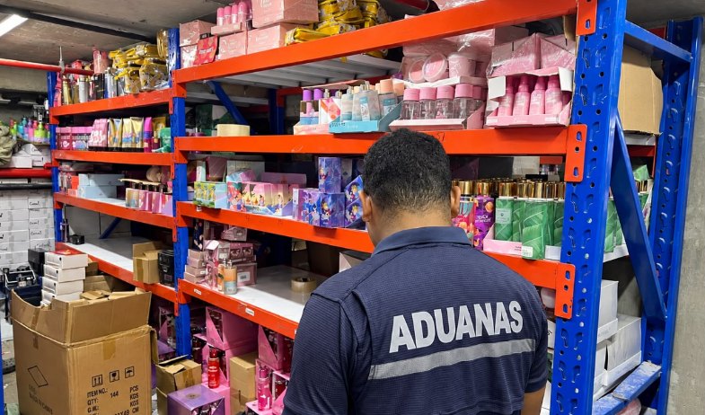 Retienen 31 bultos con perfumes por presunta violación a la propiedad intelectual en Colón 