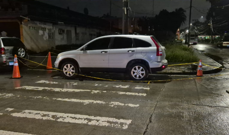 Joven resulta herido de bala y vehículo es impactado durante ataque armado en Colón 
