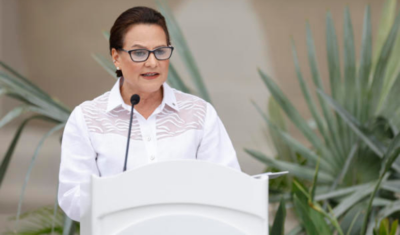 La ingeniera marina Ilya Espino asume como la primera mujer al frente del Canal de Panamá 