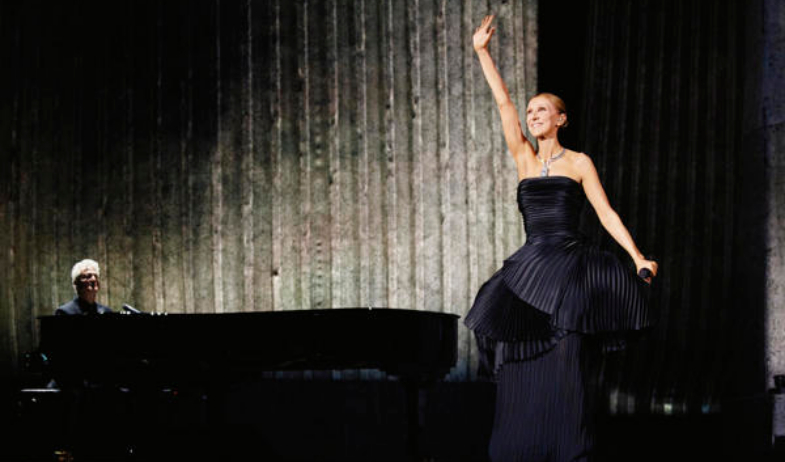 Céline Dion regresa triunfal y emocionada al escenario en París 