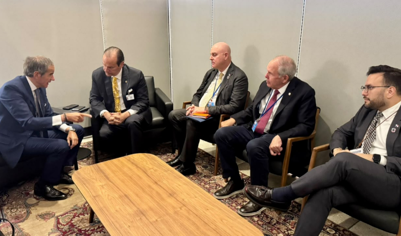 Javier Martínez-Acha aborda la paz y seguridad internacional con el director del OIEA 