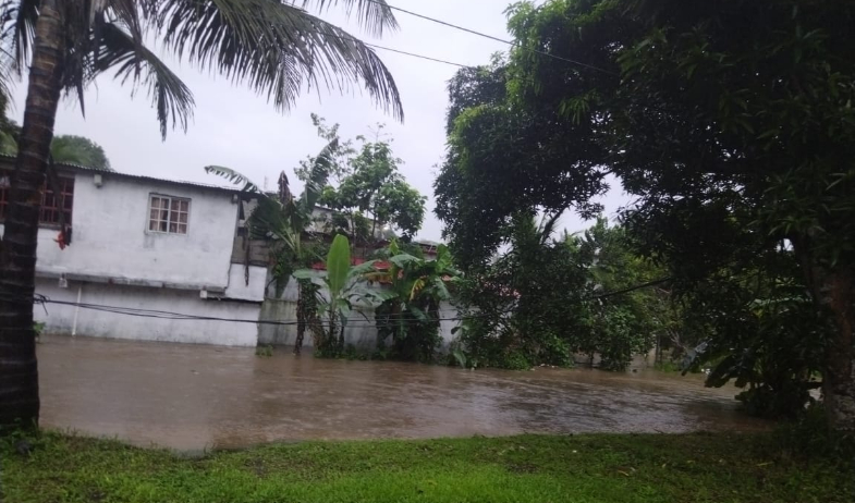 Fuertes lluvias obligan a suspender clases en 16 escuelas de Colón 