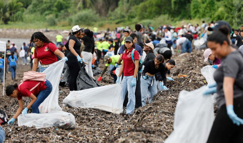 Entre basura y rascacielos, una jornada de conciencia ambiental en la costa panameña 