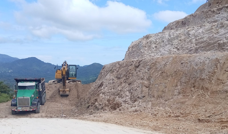Derrumbe mantiene aisladas comunidades; exigen agilizar obras en El Valle 