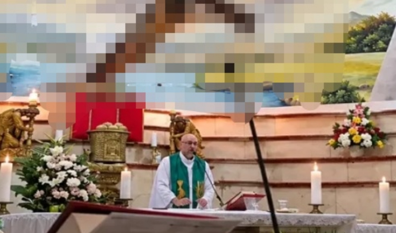 Un sacerdote muere en Ecuador tras caerle una cruz en una misa transmitida en directo 