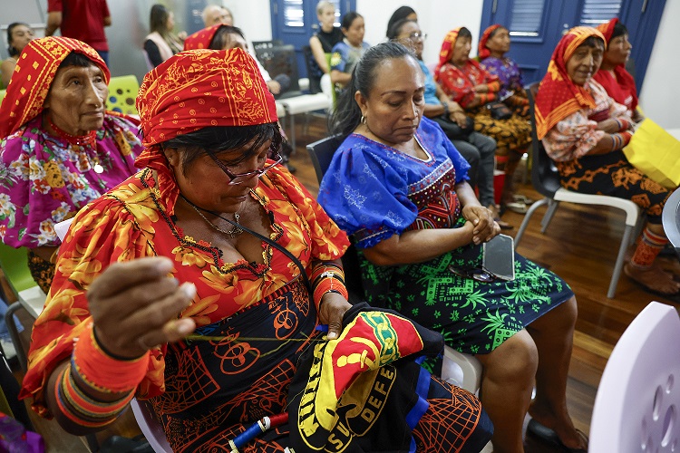 Mujeres Arhuaco y Emberá preservan su historia a través del tejido