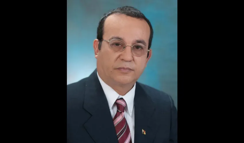 Eduardo Flores Castro.
