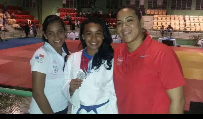 Las jóven atleta fue acompañada por la destacada entrenadora Librada Alvarado Foto: Comité Olímpico