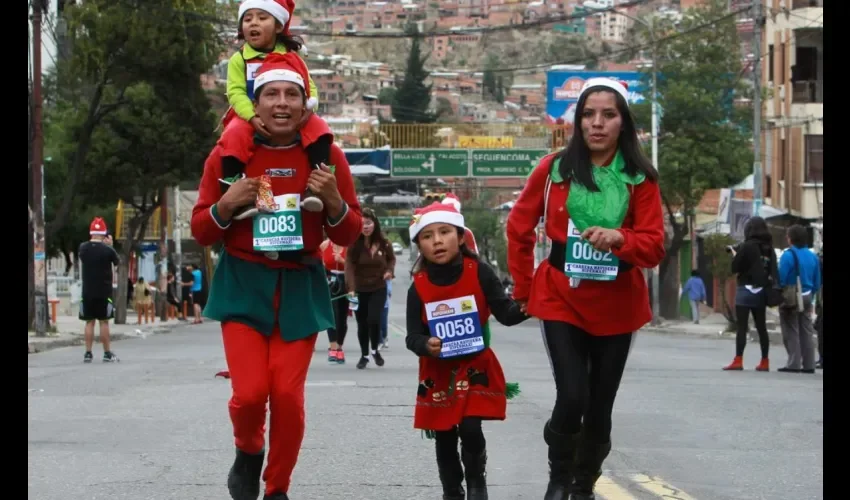 Más de 40.000 aficionados, que cubrieron más de tres cuartas partes de las gradas del Vicente Calderón, aclamaron a Fernando Torres cuando saltó al césped para su presentación como nuevo delantero del Atlético de Madrid, la más numerosa de espectadores de la historia del club rojiblanco. Foto:AP