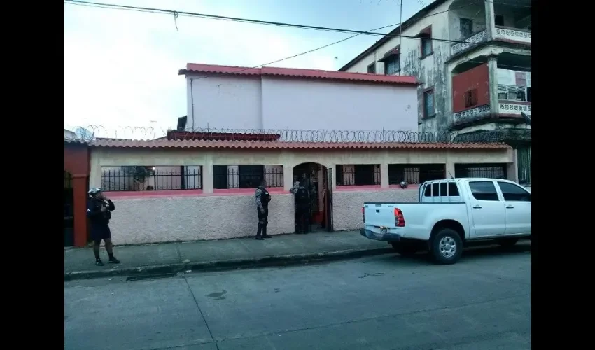 Una llamada telefónica anónima alertó a la Policía Nacional sobre el robo que se perpetraba en la residencia ubicada en la calle 8 y 9, entre las avenidas Meléndez y Santa Isabel. 