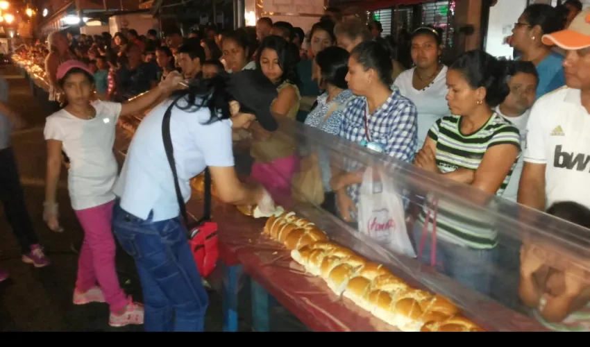 Para formar la gran rosca se requirió de más de 900 piezas de pan y un promedio de 5,000 personas encargadas de prepararla y distribuirla.