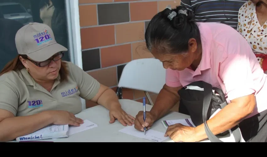 Se les recuerda a los beneficiarios de los programas sociales del MIDES, presentar las tarjetas de corresponsabilidad y la cédula vigente para recibir el apoyo condicionado. 