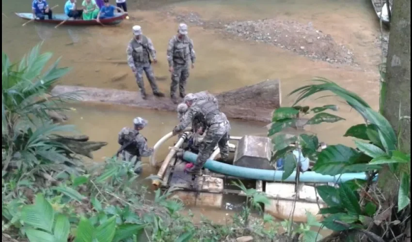 El Jefe de la Tercera Zona Aeronaval del SENAN también expresó que esta práctica de minería ilegal, además de constituir un delito, erosiona los ríos y crea peligrosos barrancos.