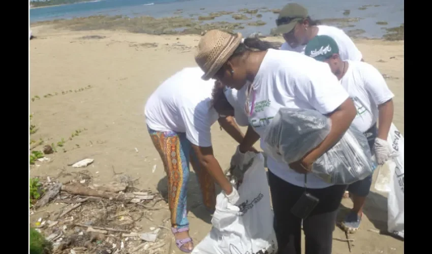 La comunidad ayudo en la limpieza de playa Palenque. Foto: Cortesía