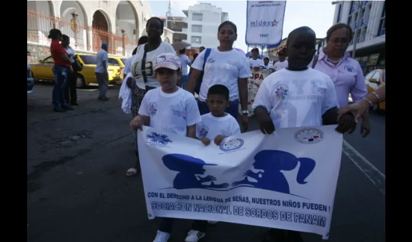 Personas sordas de todo el país marcharon pidiendo respeto a sus derechos.