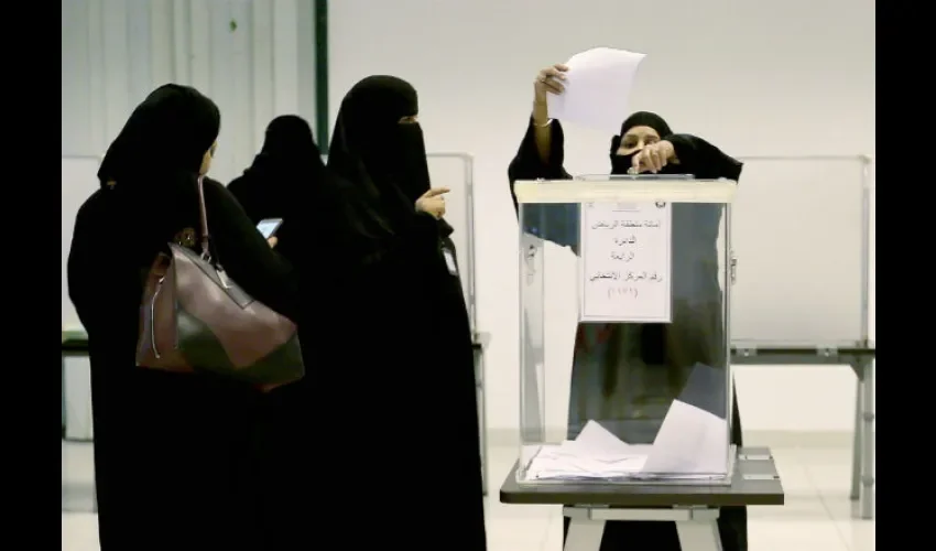 Mujeres votan por primera vez en unas elecciones municipales en Arabia Saudí