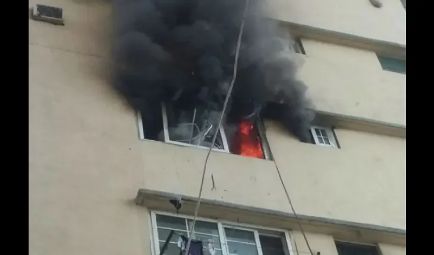 Fuego en edificio de Barraza 