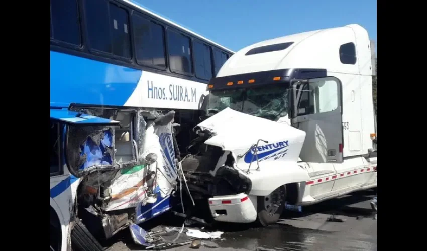 Bus de Panamá-David y Mula se chocan en San Félix de Chiriquí