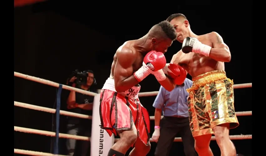 Ricardo "El Científico" Núñez (dcha.) le conecta un "uppercut" de derecha a Manuel Largacha, que lo llevó al mundo de los sueños, la noche del jueves.  Anayansi Gamez