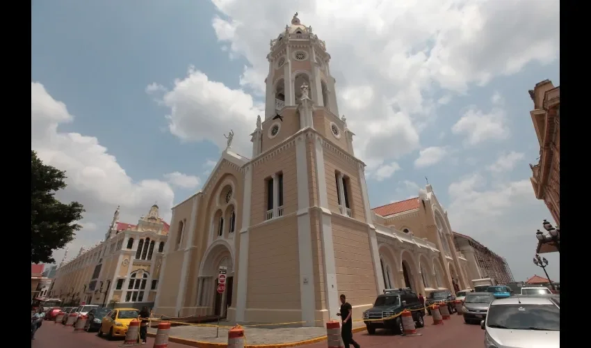 La iglesia San Francisco de Asís es un templo cruciforme, con una nave central  y  dos pequeñas bóvedas laterales. A su vez cuenta con  10 columnas de calicanto revestidas de cemento de un ancho aproximado de 1.70 metros.  