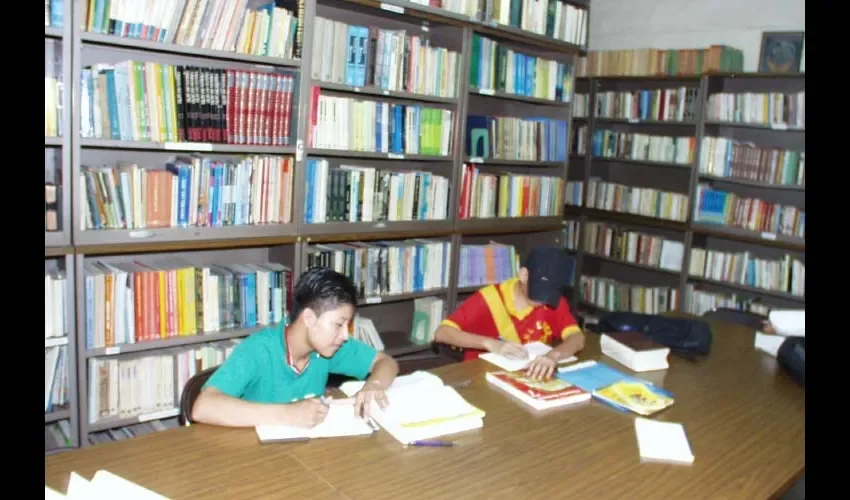 Para muchos estudiantes resulta más fácil entrar en "Google " y no pasar horas en una biblioteca buscando.  Iilustrativa 