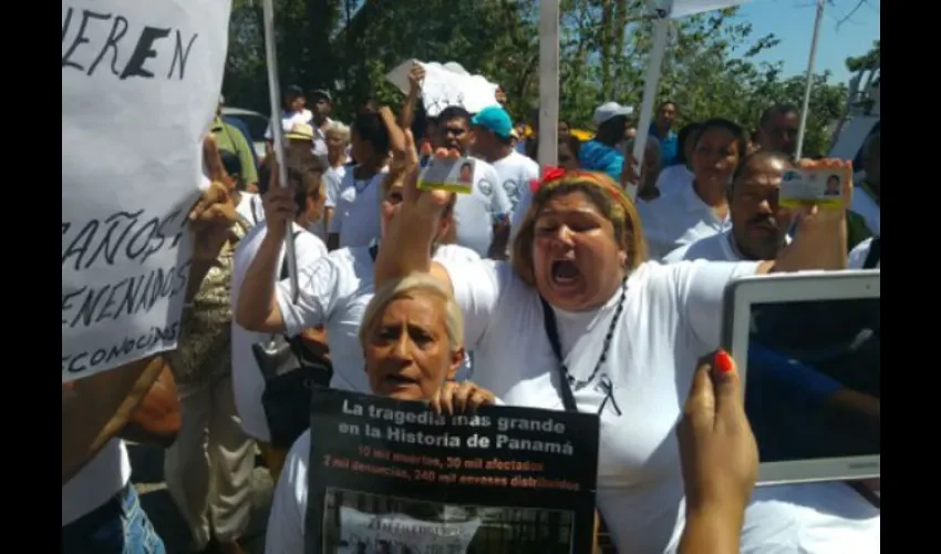 Familiares de las víctimas y afectados por el jarabe envenenado 