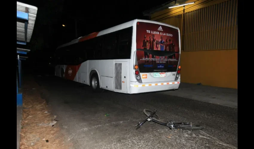 Adolescente muere al ser atropellado por metrobús