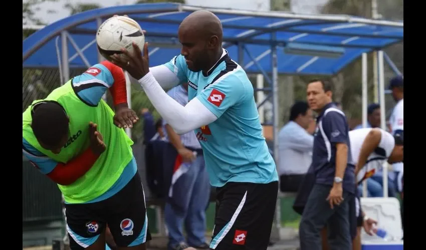 Harold Cummings (izq.) y Felipe Baloy fueron pareja de centrales en  un amistoso ante Brasil.