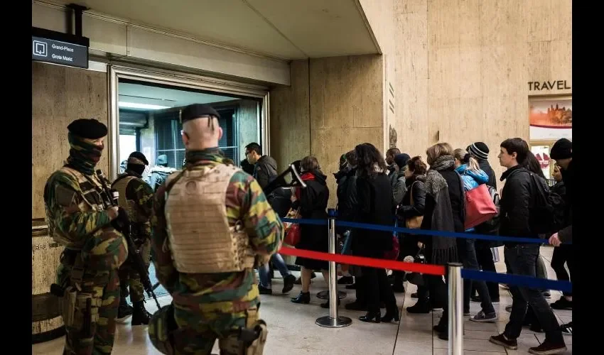 Soldados patrullan la Estación Central de Bruselas. Foto AP