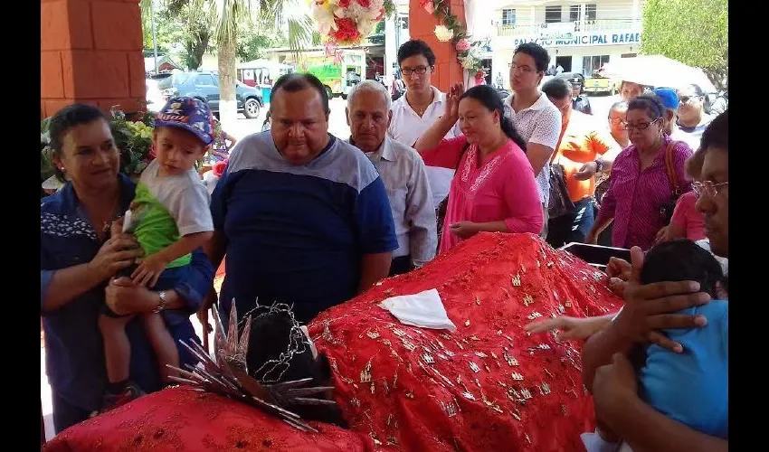 El Jueves y Viernes santos feligreses hacían largas filas para acercarse al santo que fue ubicado en la entrada de la iglesia. Mayra Madrid 