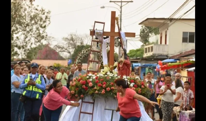 Imágenes de los santos son llevadas en carrera por feligreses de Atalaya. José Manuel Adames
