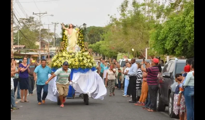 En La Atalaya la gente vestía túnicas púrpuras durante el tridio pasctual y las procesiones. 