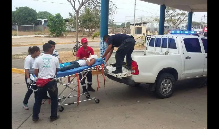 Un herido es llevado al hospital. Elena Valdez