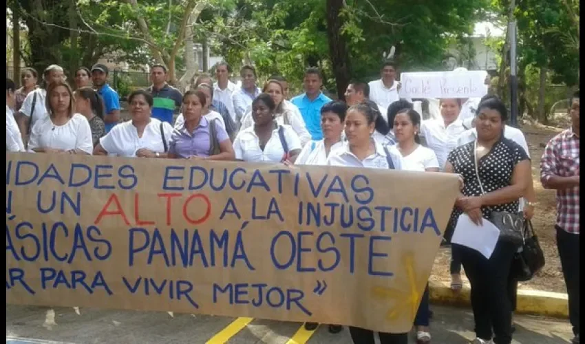 Docentes protestan en Ministerio de Educación 