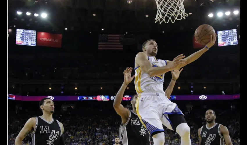 Stephen Curry anotó 27 puntos.