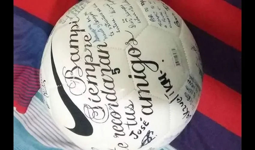 ¡Hermanito!   Los amigos y familiares firmaron un balón de fútbol en honor a Edgar, un gesto en que se comprometían a recordarlo por siempre. Así despidieron a su amigo "Vampi", uno de los  futbolistas del barrio.  El cuerpo fue llevado al Jardín de Paz en Parque Lefevre. 