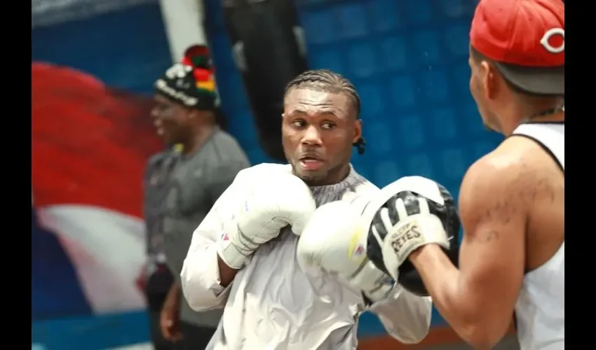 Nicholas Walters (izq.) reinó en la categoría pluma en la AMB. Anayansi Gamez
