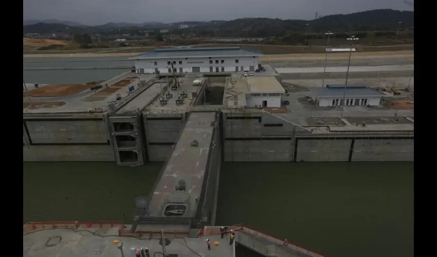El nuevo y más amplio tercer carril del Canal de Panamá iniciará operaciones el 26 de junio del 2016.