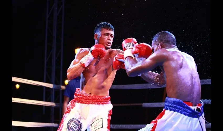 John "El Emperador" Rentería realizó una pelea aguerrida la noche del jueves ante el colonense Omir Rodríguez, a pesar de sufrir varias heridas en su rostro.