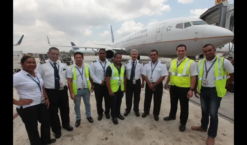 Aquí parte de los despachadores de vuelo, quienes mantienen buena camaradería  y entusiasmo por su trabajo. 