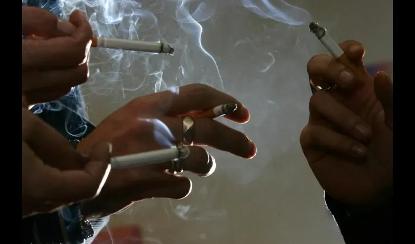 El humo del cigarrillo afecta hasta a 10 personas en un solo sitio.  ARCHIVO