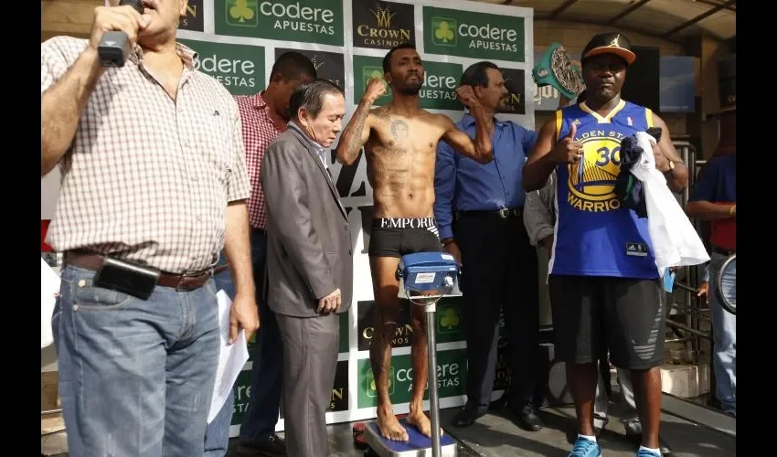 El excampeón mundial panameño Anselmo Moreno no tuvo problemas para vencer ayer a la báscula.  Josué Arosemena