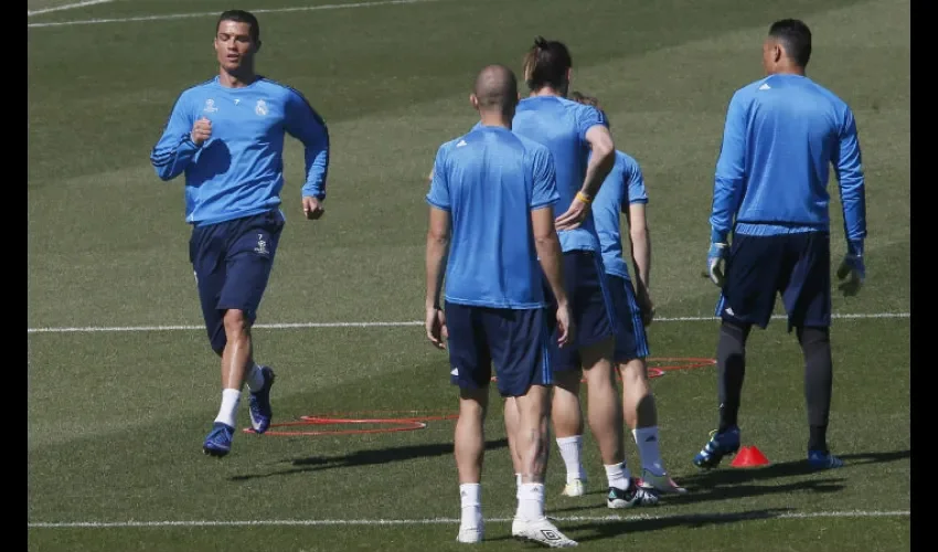Cristiano Ronaldo en el entrenamiento de hoy en Madrid. /Foto AP