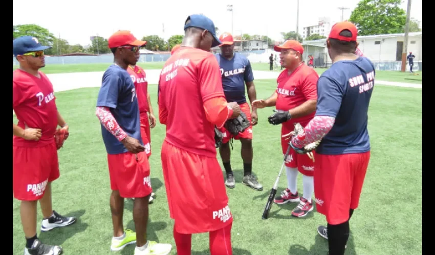 El técnico de Panamá A, Segungo Gutiérrez habla con sus dirigidos. /Foto Cortesía