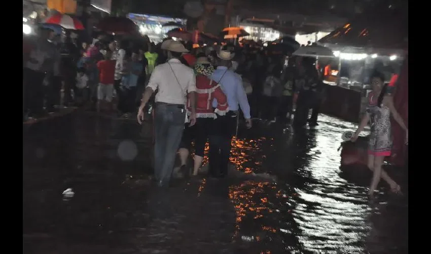 Muchos artesanos perdieron miles de dólares a causa de las fuertes lluvias en la Feria de Azuero. Thays Domínguez