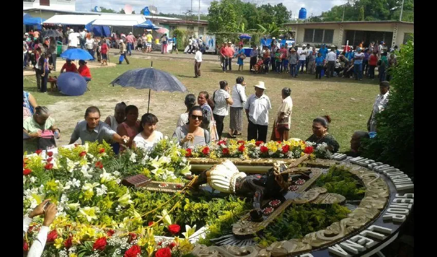 Preparación de la imagen para la procesión. Melquiades Vásquez